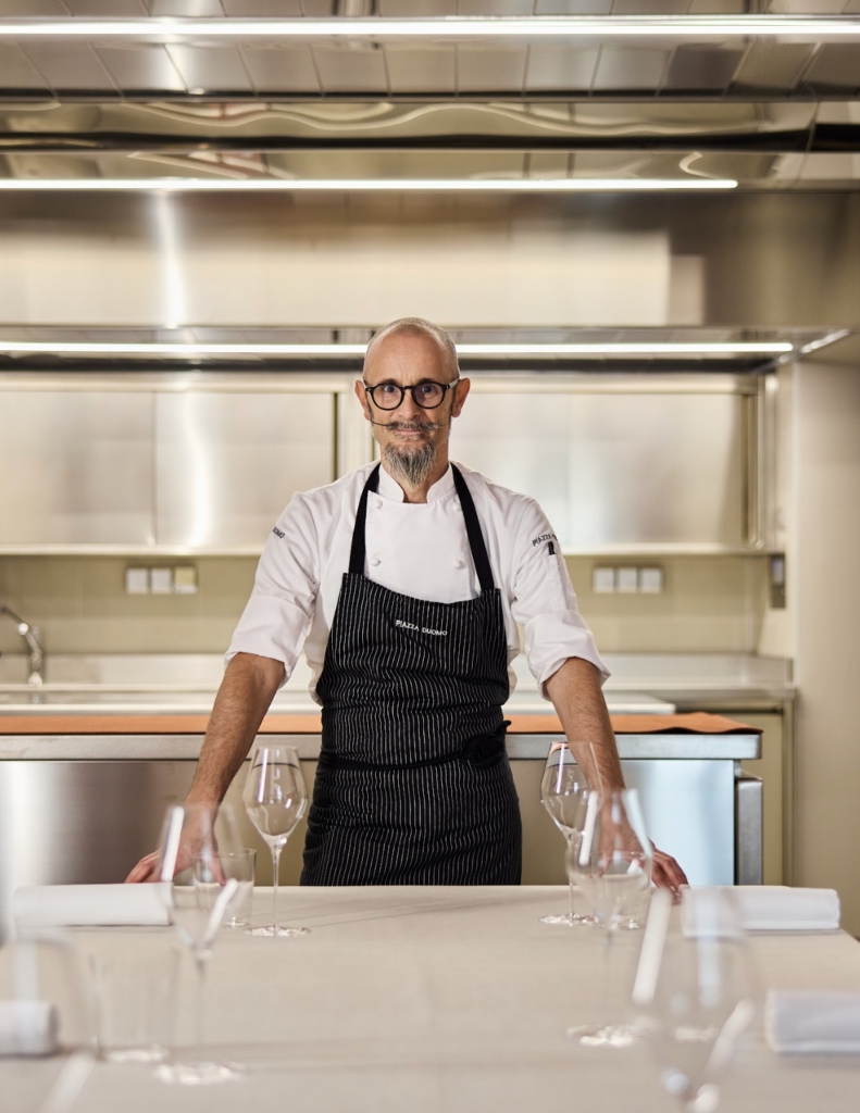 Chef Enrico Crippa del restaurante Piazza Duomo, tres estrellas Michelin en Taverna Futurista
